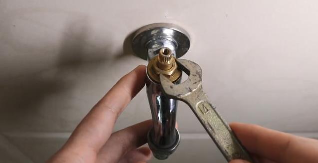水龙头滴水怎么处理？看步骤图跟着老师傅一步步操作一下吧！