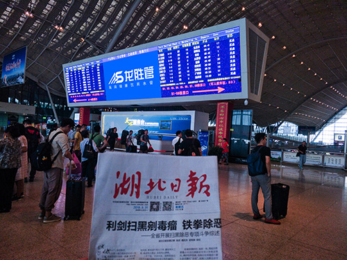 龙胜管高铁广告50城同步上线，刷屏亿万人！